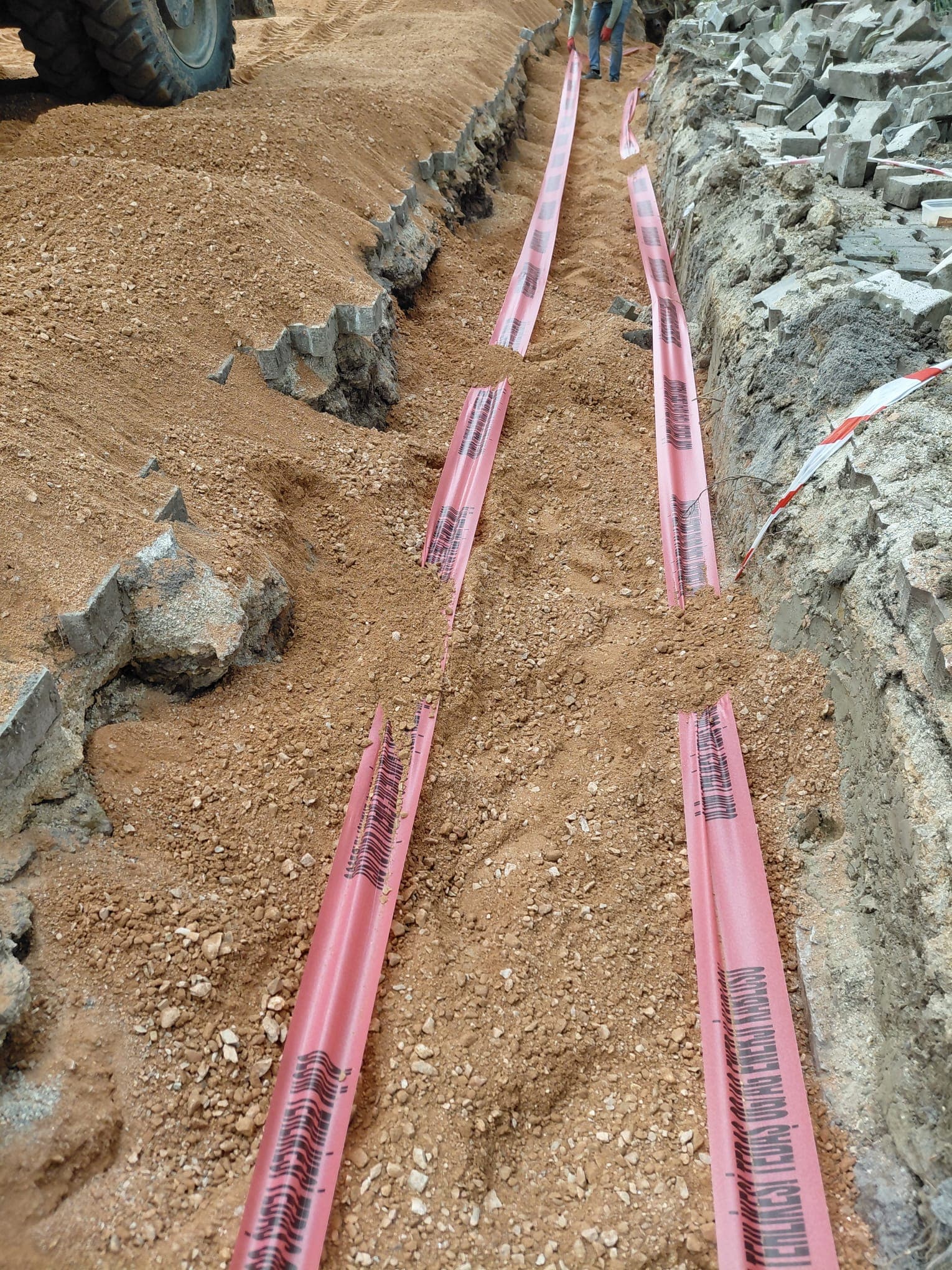 Endüstriyel sahada elektrik altyapı kanal ve kablo çalışması